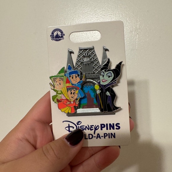 Maleficent Disney Build A Pin NEW - Picture 1 of 3